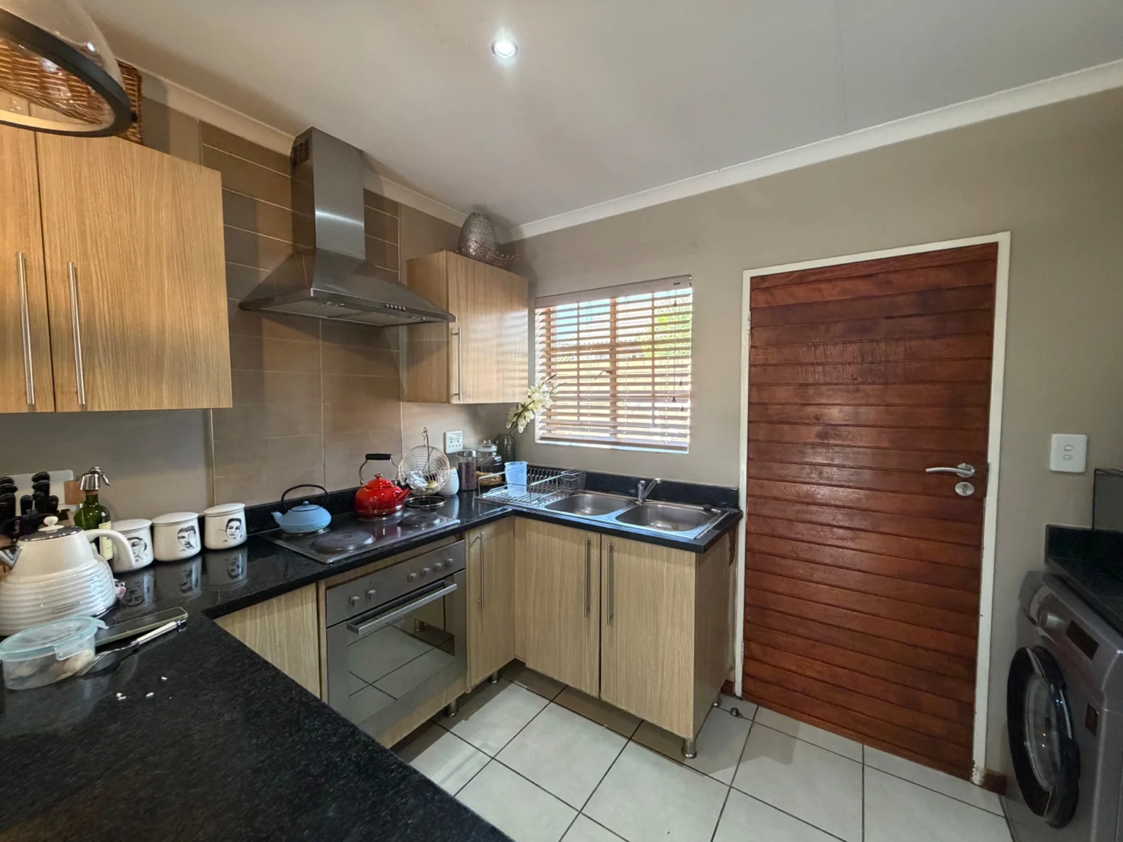NEW LISTING ...... CORNER UNIT SIMPLEX!