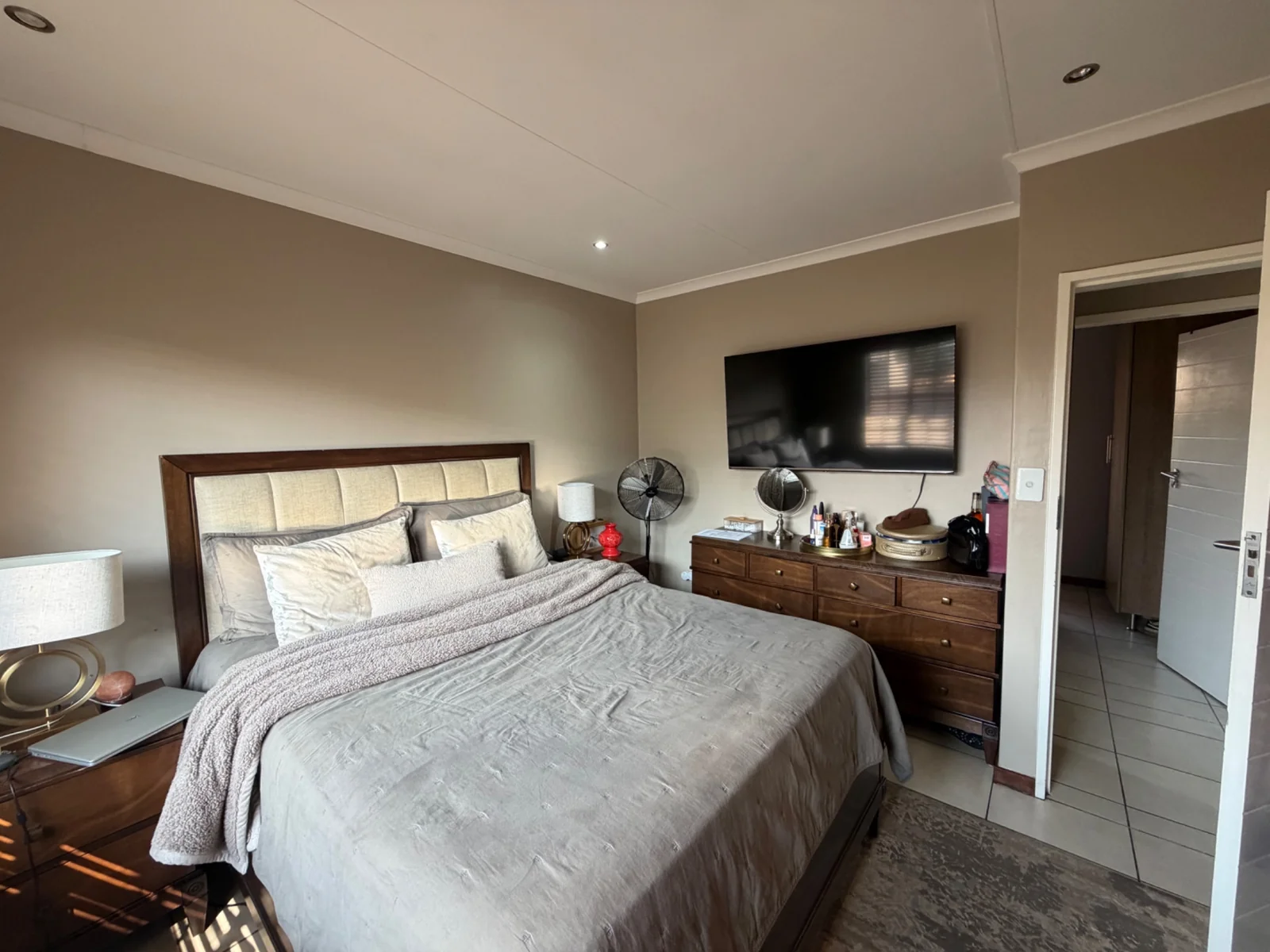 NEW LISTING ...... CORNER UNIT SIMPLEX!