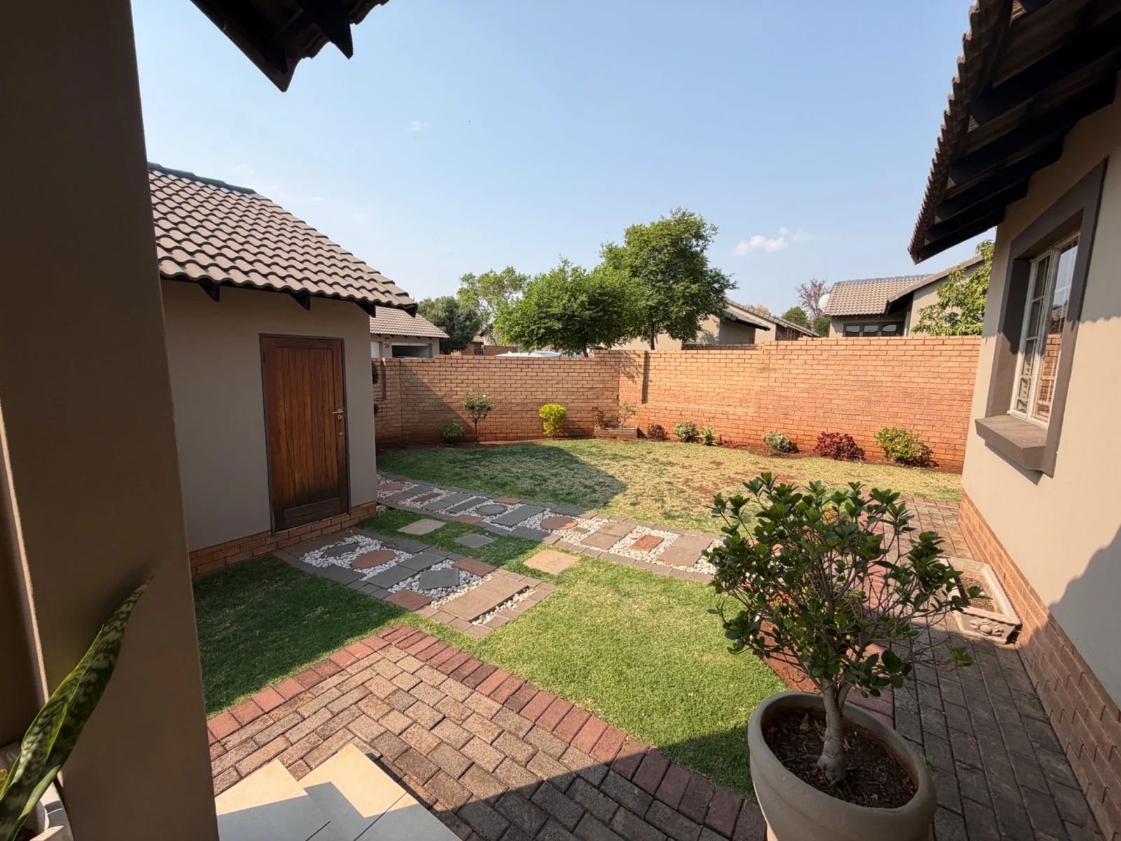 NEW LISTING ...... CORNER UNIT SIMPLEX!