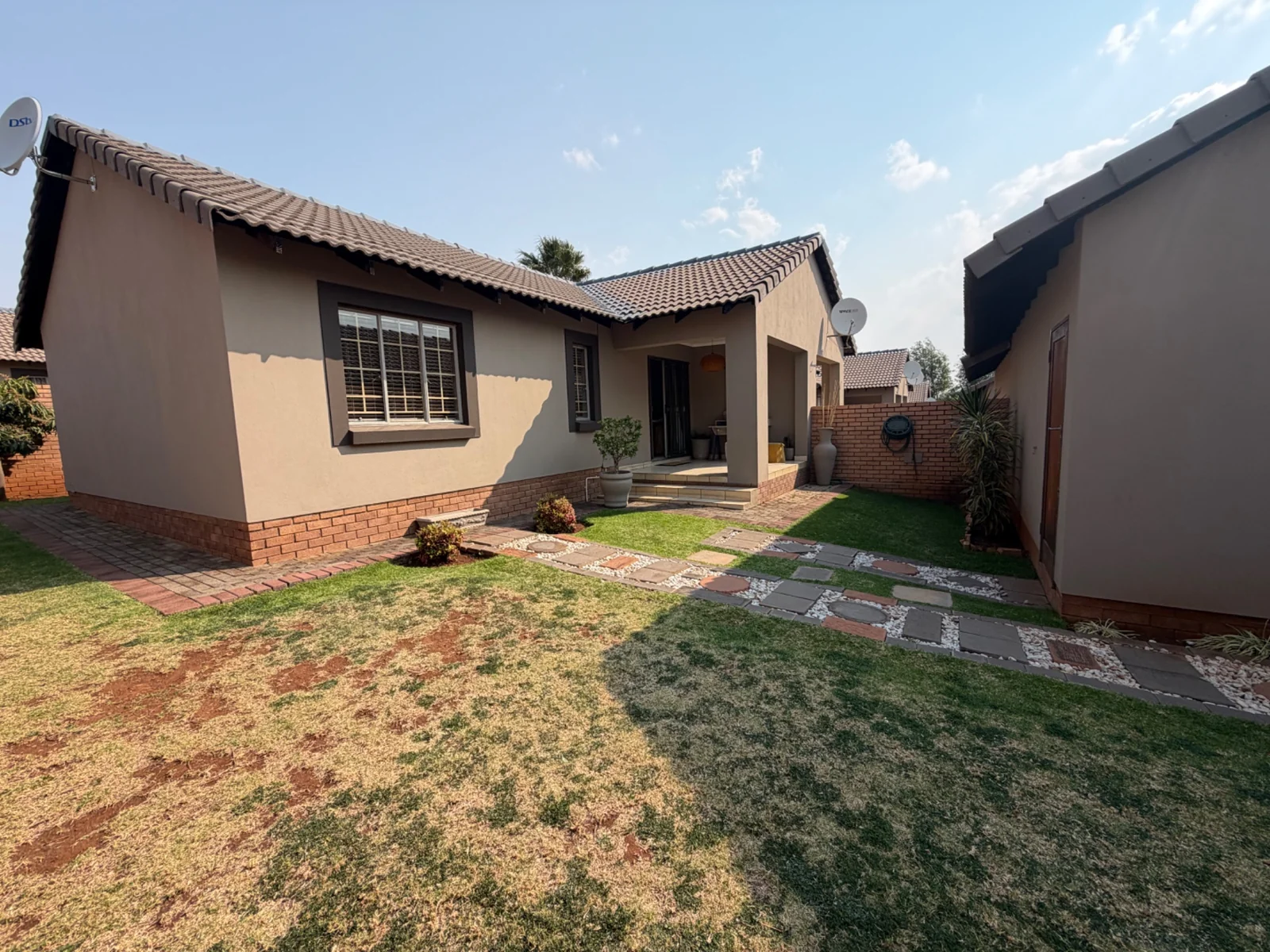 NEW LISTING ...... CORNER UNIT SIMPLEX!