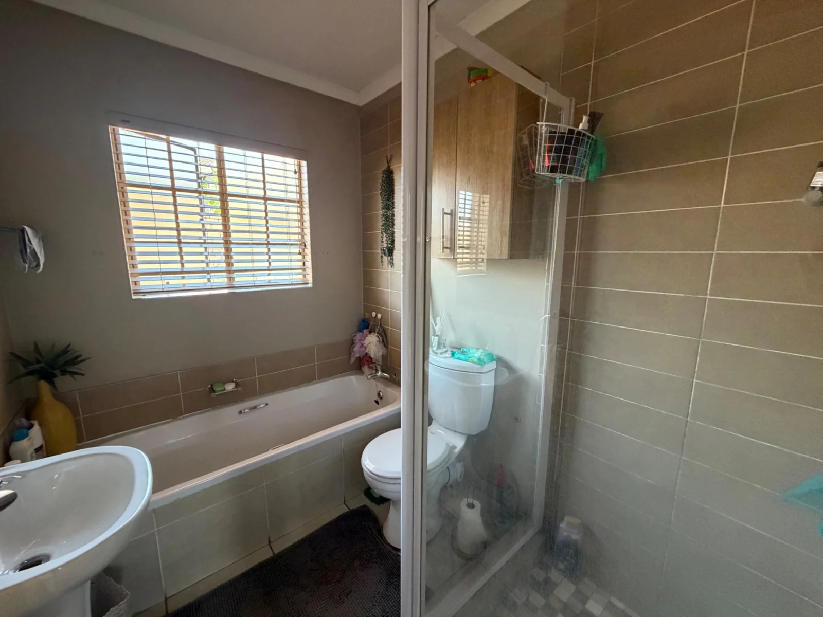 NEW LISTING ...... CORNER UNIT SIMPLEX!