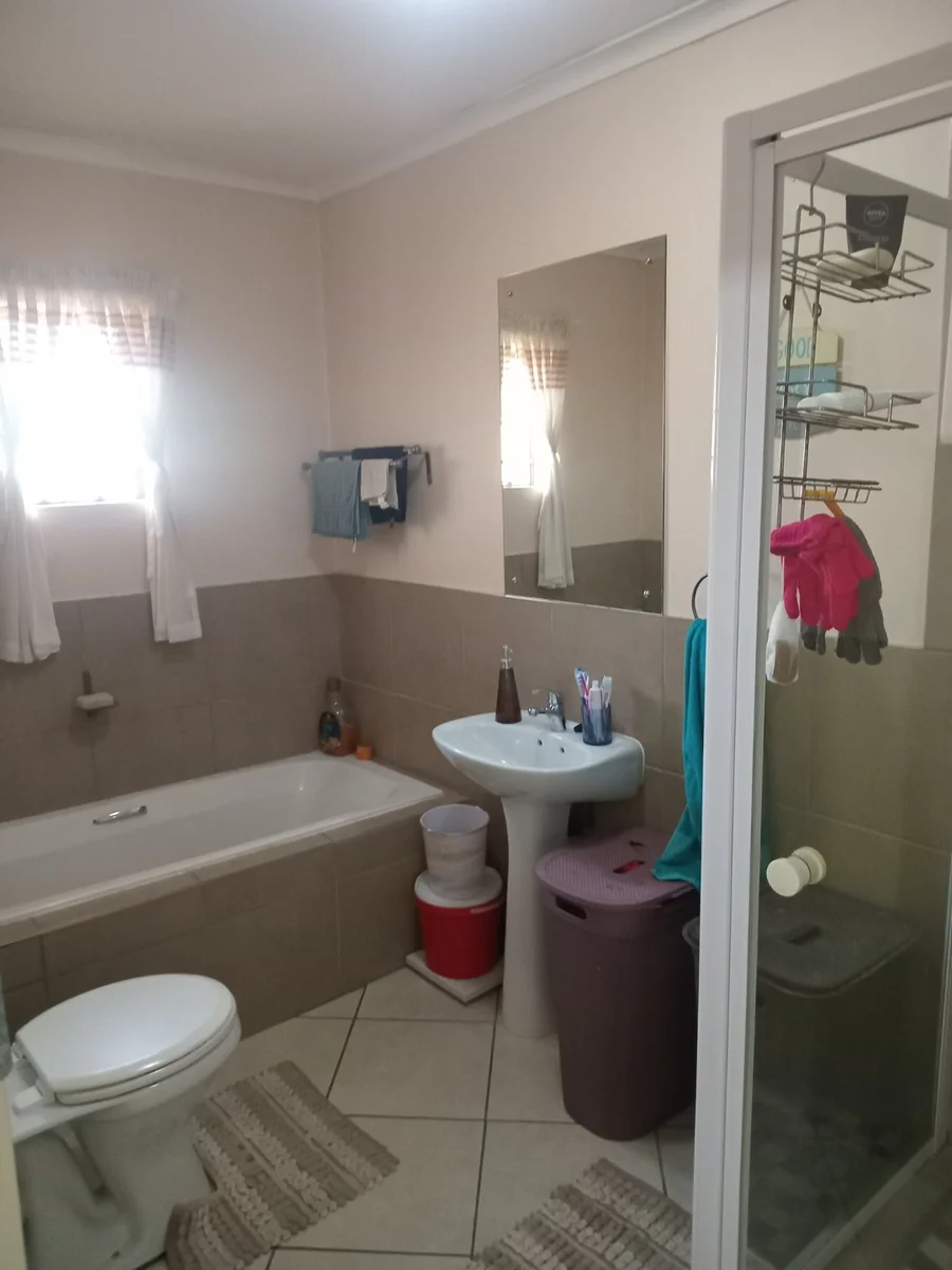 A lovely 2bed, 1 bath and lock up  garage, in Sagewood, Noordwyk