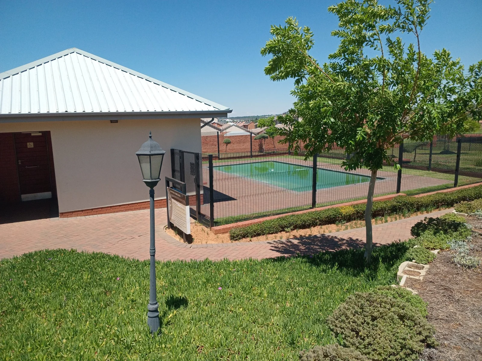 A lovely 2bed, 1 bath and lock up  garage, in Sagewood, Noordwyk