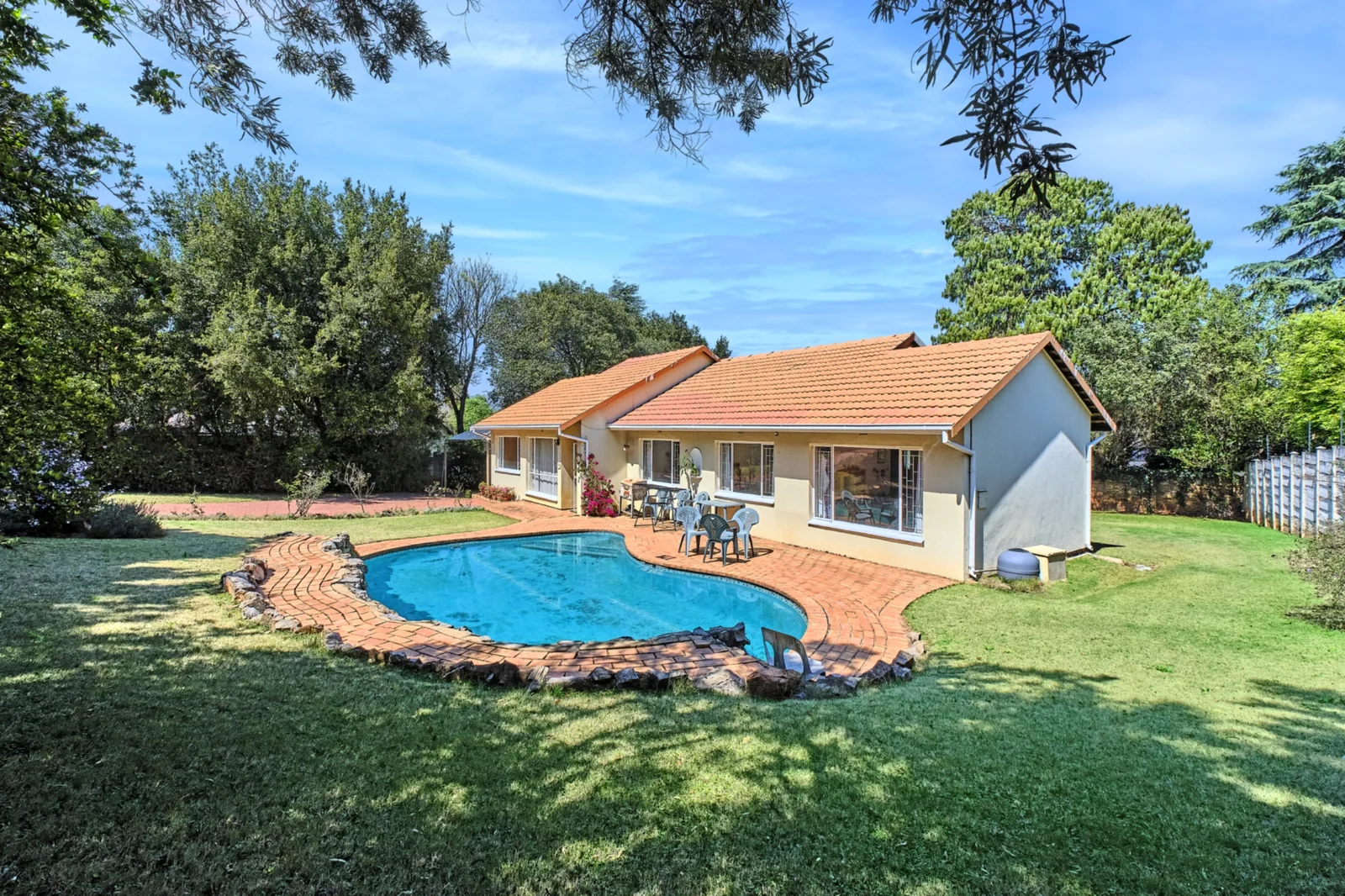3 Bedroom, 2 Bathroom Home for Sale in Weltevreden Park