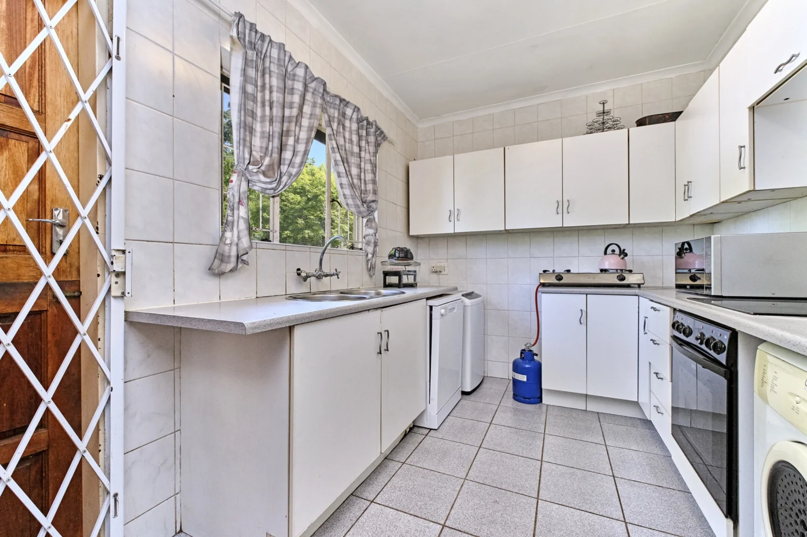 3 Bedroom, 2 Bathroom Home for Sale in Weltevreden Park