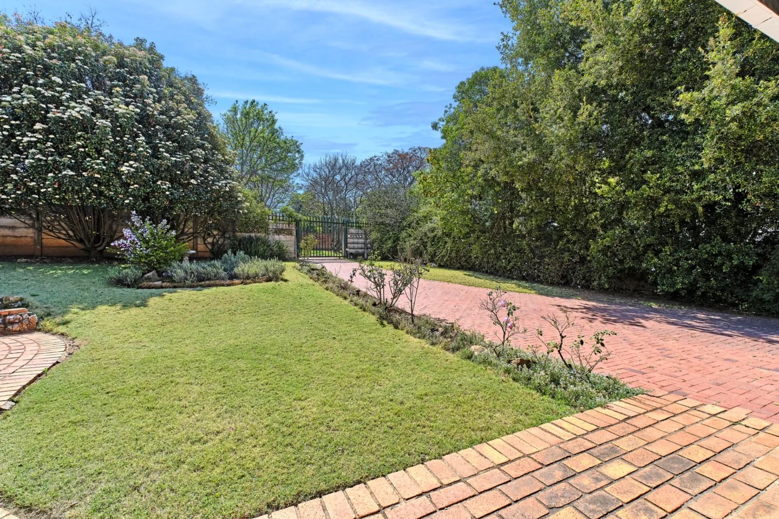 3 Bedroom, 2 Bathroom Home for Sale in Weltevreden Park