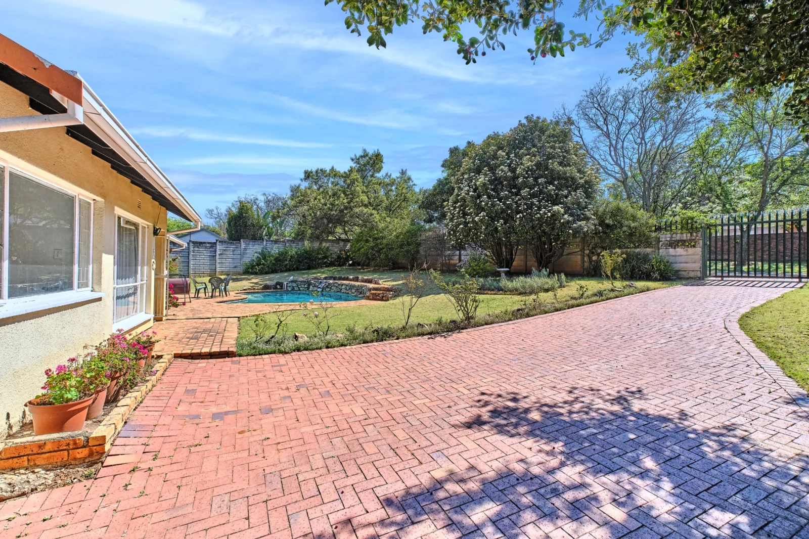3 Bedroom, 2 Bathroom Home for Sale in Weltevreden Park