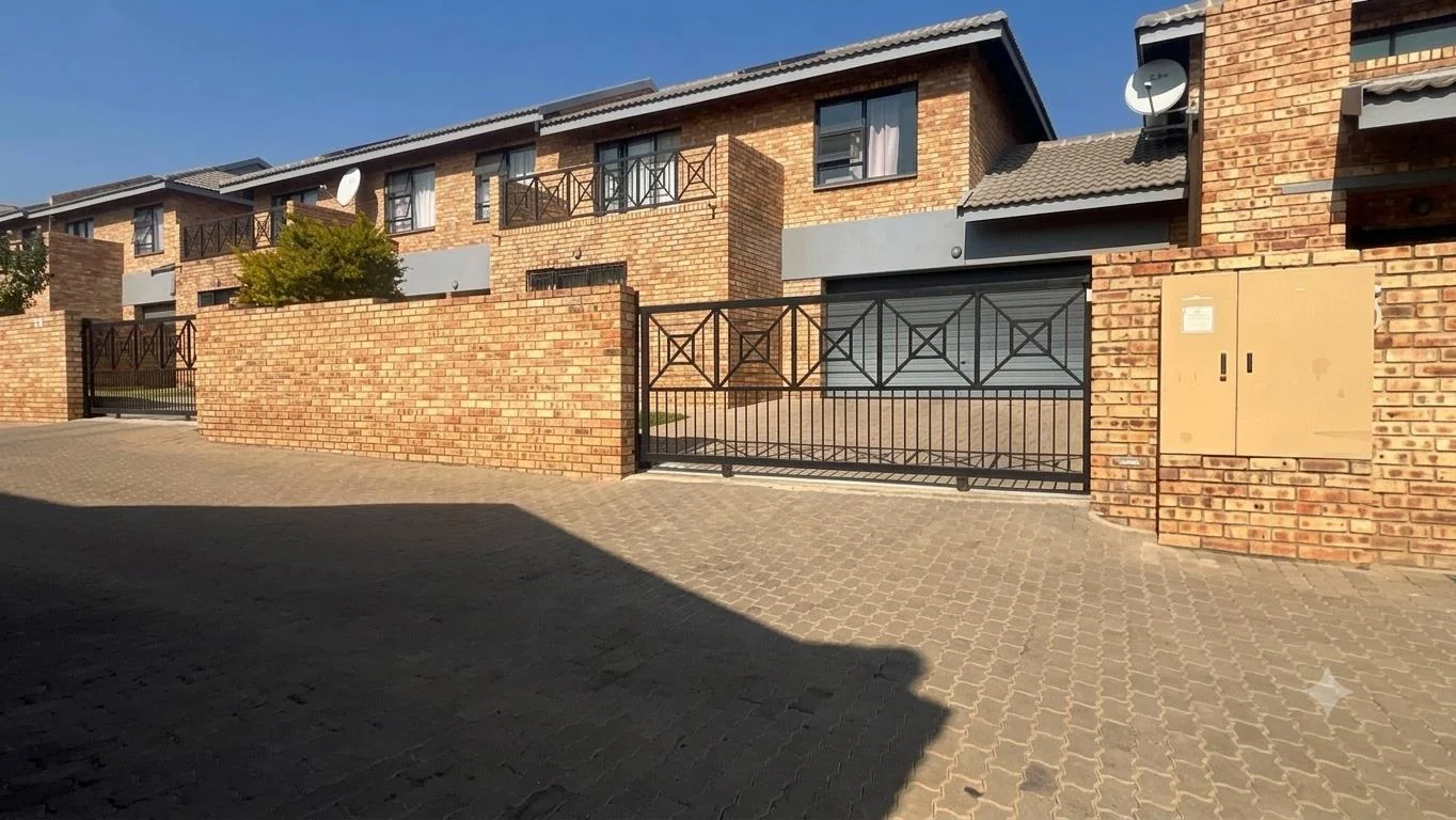 Modern Three Bedroom Duplex with Private Garden in Eagles Crescent
