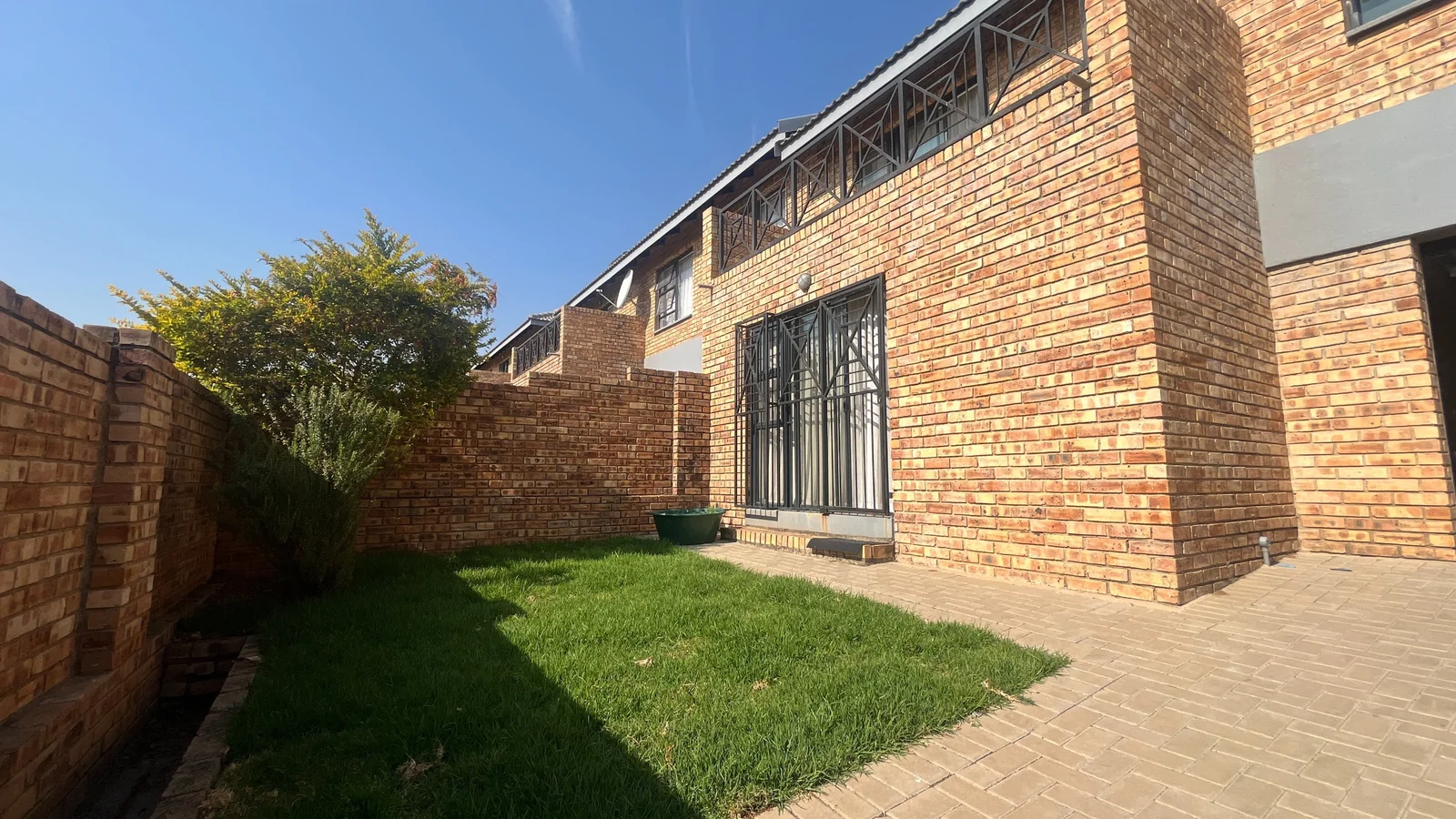 Modern Three Bedroom Duplex with Private Garden in Eagles Crescent