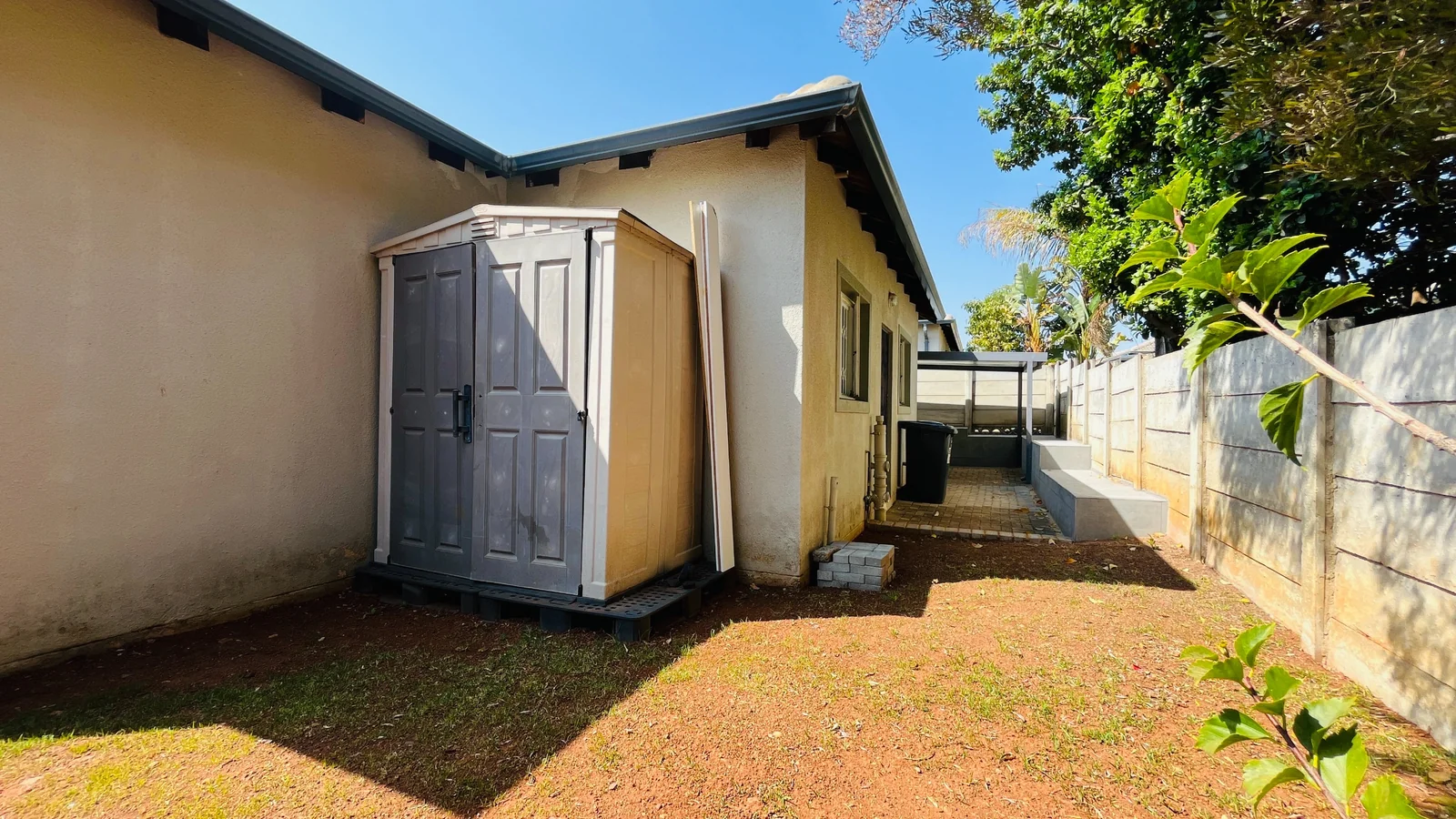 Charming 2-Bedroom Rental with Wrap-Around Garden in Amorosa.<br/>