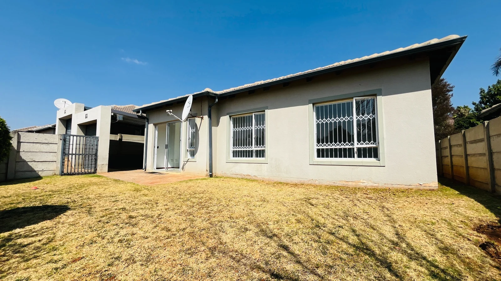 Charming 2-Bedroom Rental with Wrap-Around Garden in Amorosa.<br/>