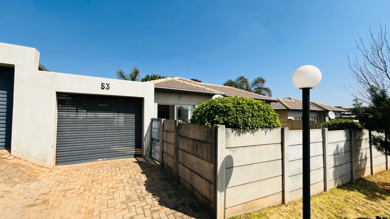 Charming 2-Bedroom Rental with Wrap-Around Garden in Amorosa.<br/>