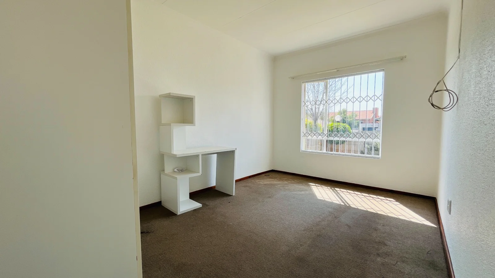 Charming 2-Bedroom Rental with Wrap-Around Garden in Amorosa.<br/>
