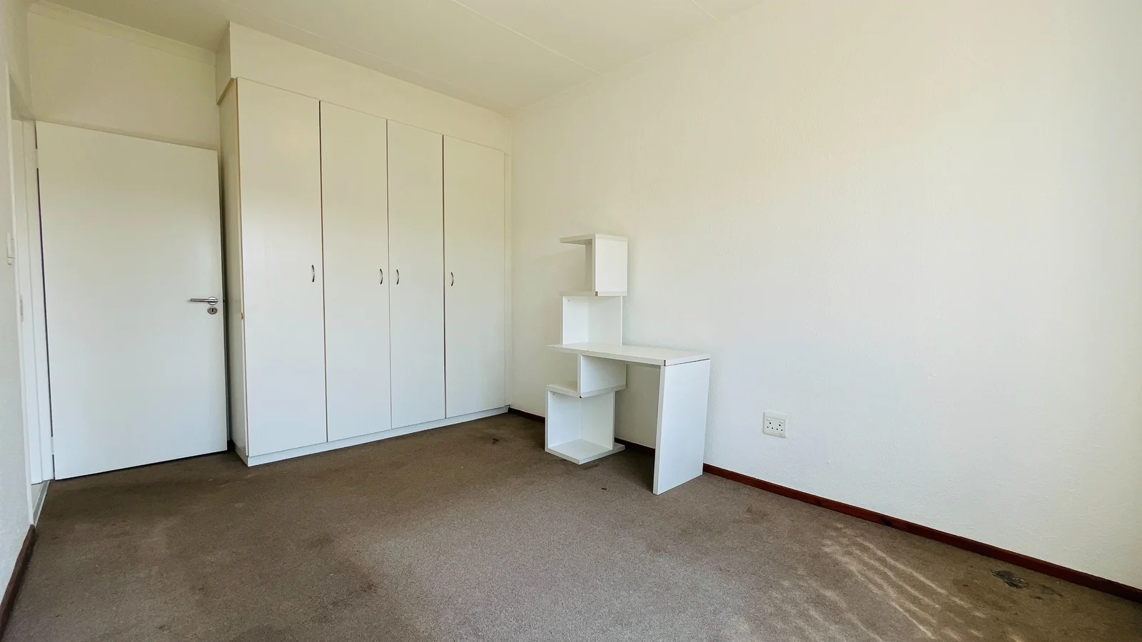 Charming 2-Bedroom Rental with Wrap-Around Garden in Amorosa.<br/>