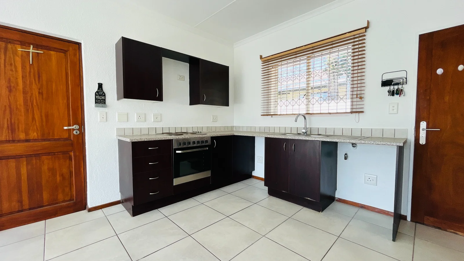 Charming 2-Bedroom Rental with Wrap-Around Garden in Amorosa.<br/>