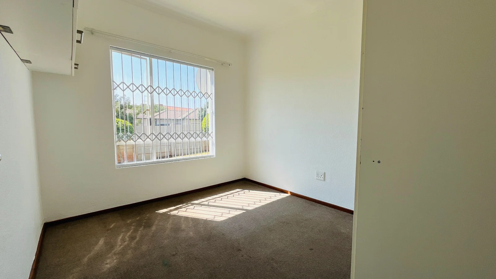 Charming 2-Bedroom Rental with Wrap-Around Garden in Amorosa.<br/>
