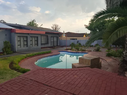 Brackendowns, Alberton