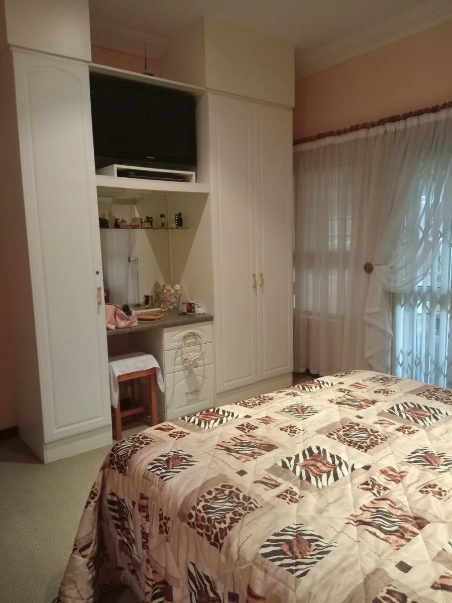 Luxurious & Secure 3-Bedroom Full-Title Villa with Solar Power & Exceptional Entertainment Space