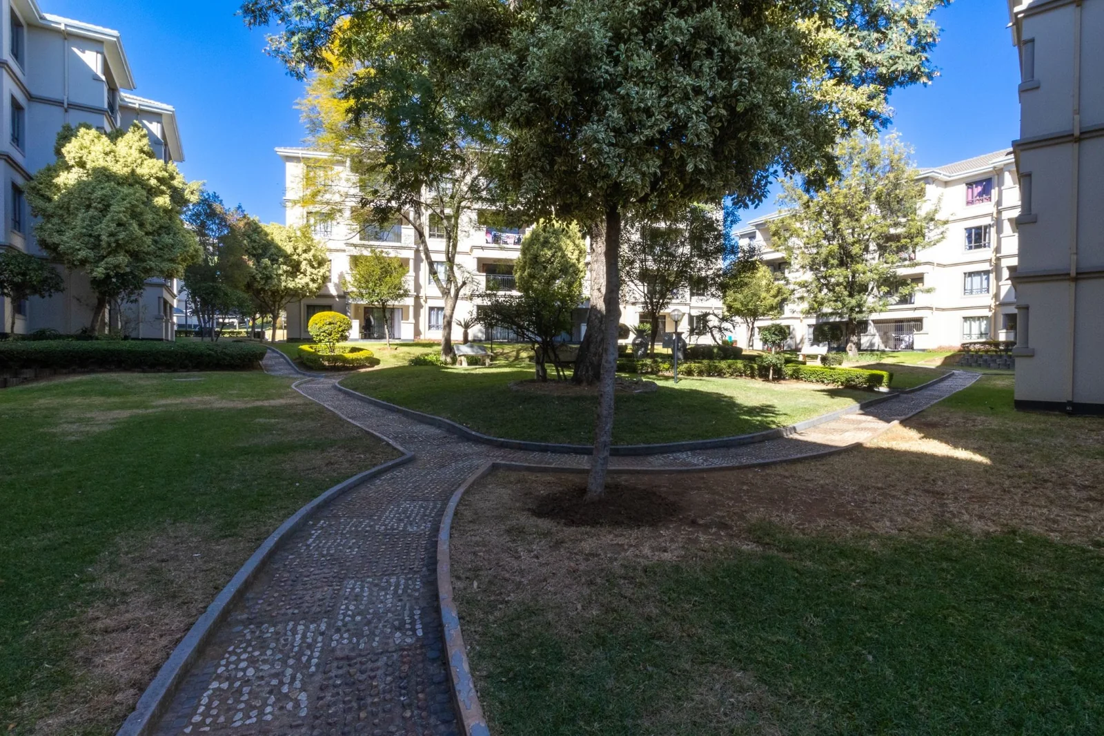 Modern 2-Bedroom Apartment in Noordwyk – R8,500 per Month