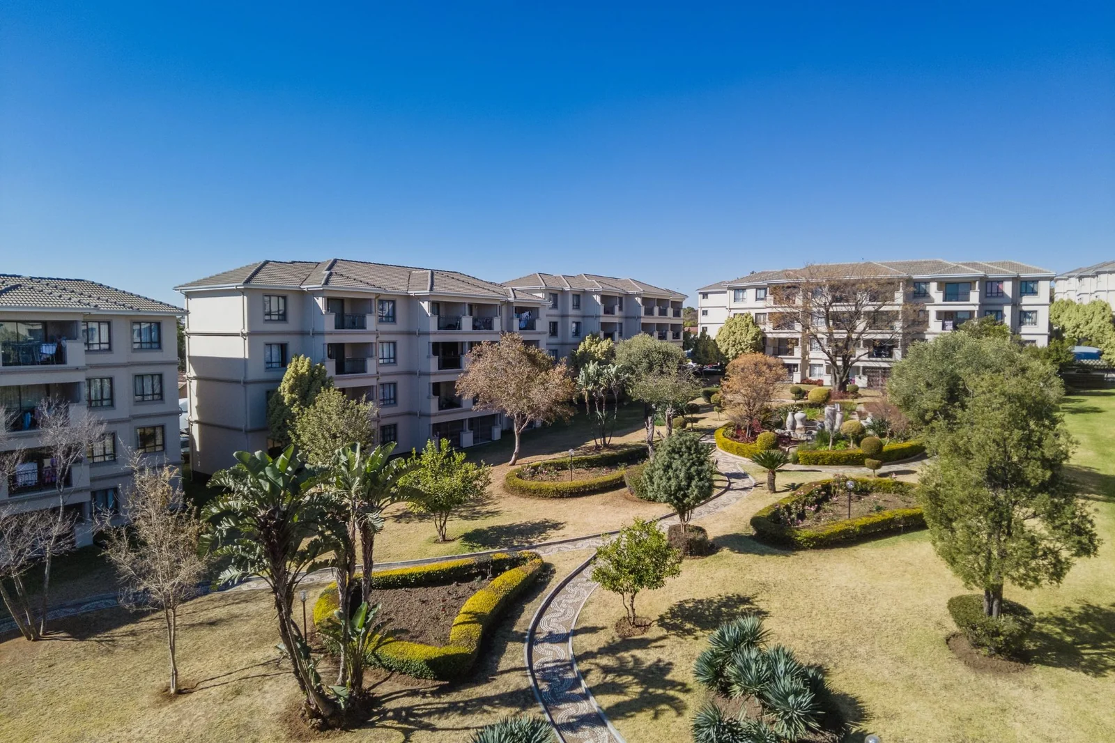 Modern 2-Bedroom Apartment in Noordwyk – R8,500 per Month