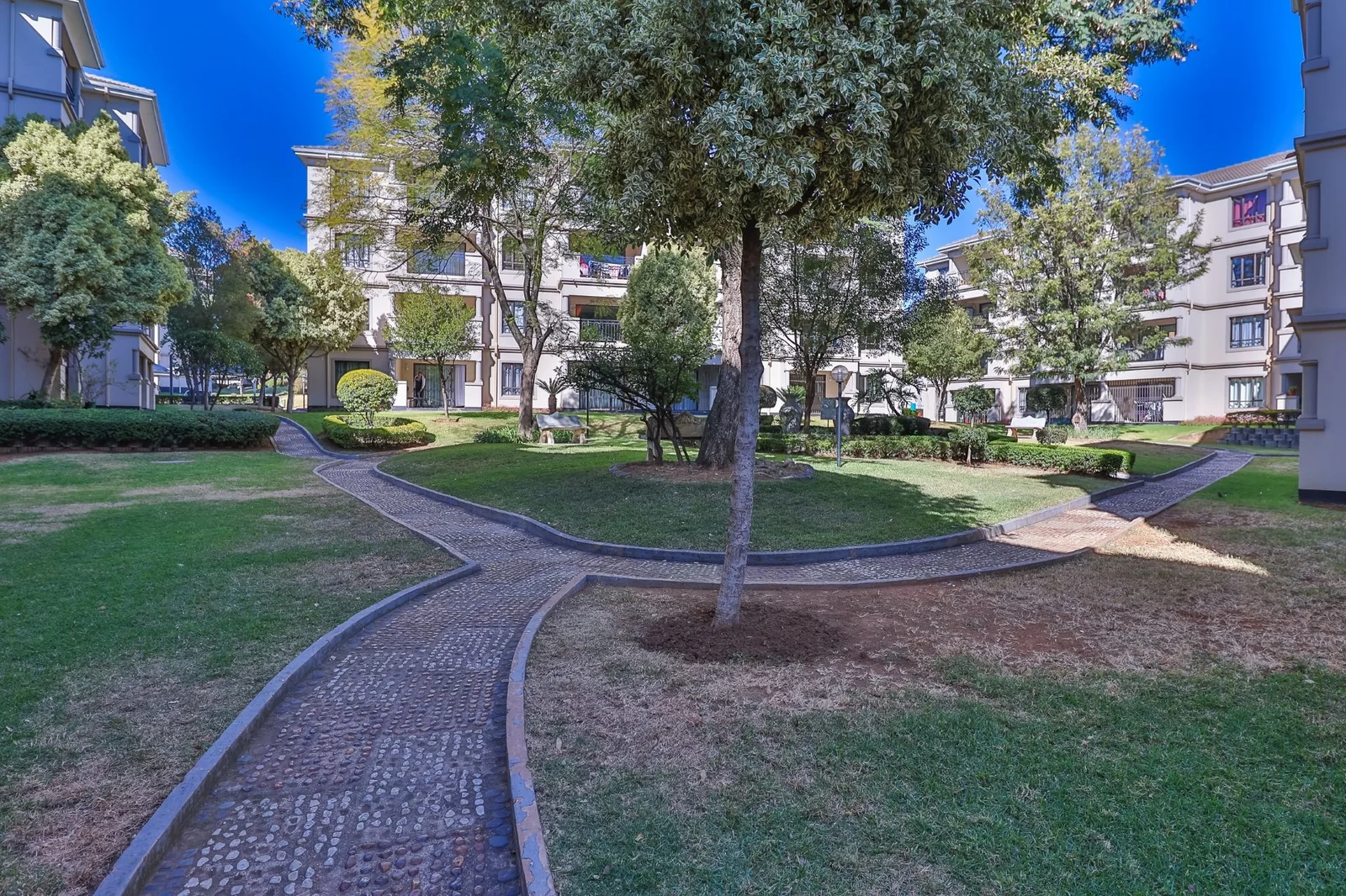 Modern 2-Bedroom Apartment in Noordwyk – R8,500 per Month