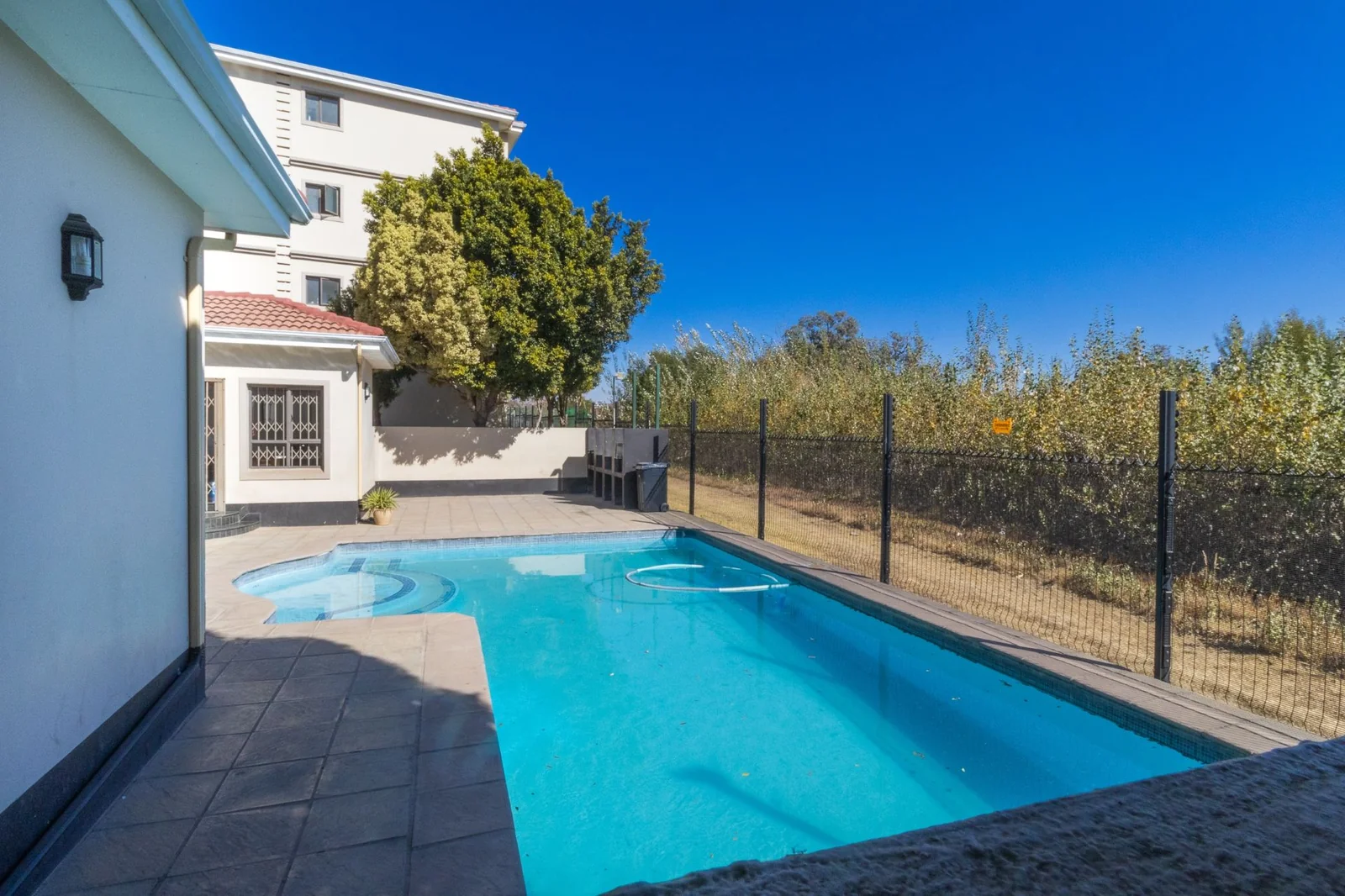 Modern 2-Bedroom Apartment in Noordwyk – R8,500 per Month