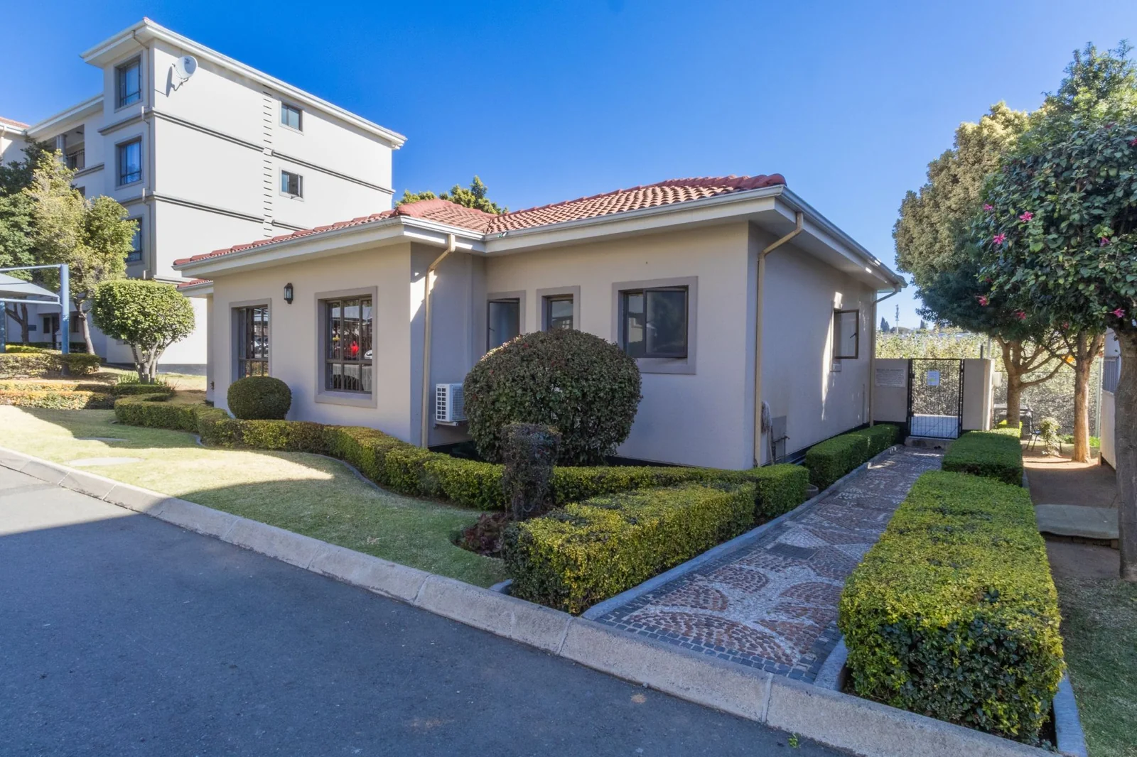 Modern 2-Bedroom Apartment in Noordwyk – R8,500 per Month