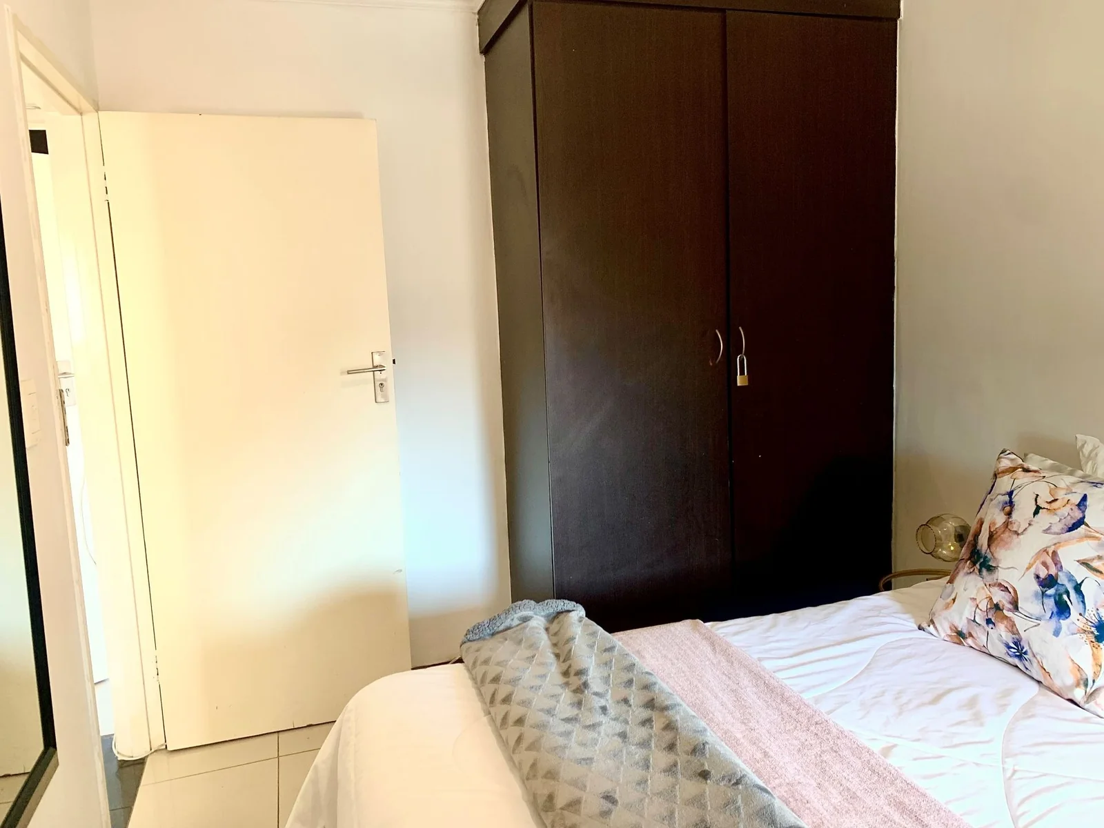 Modern 2-Bedroom Apartment in Noordwyk – R8,500 per Month