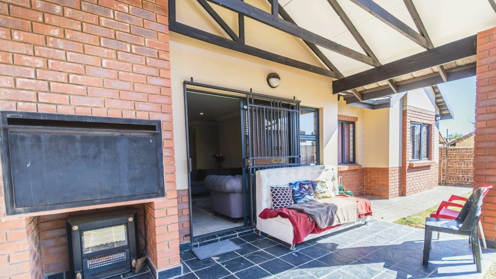 DON'T MISS THIS ONE ....... FREE STANDING SIMPLEX!