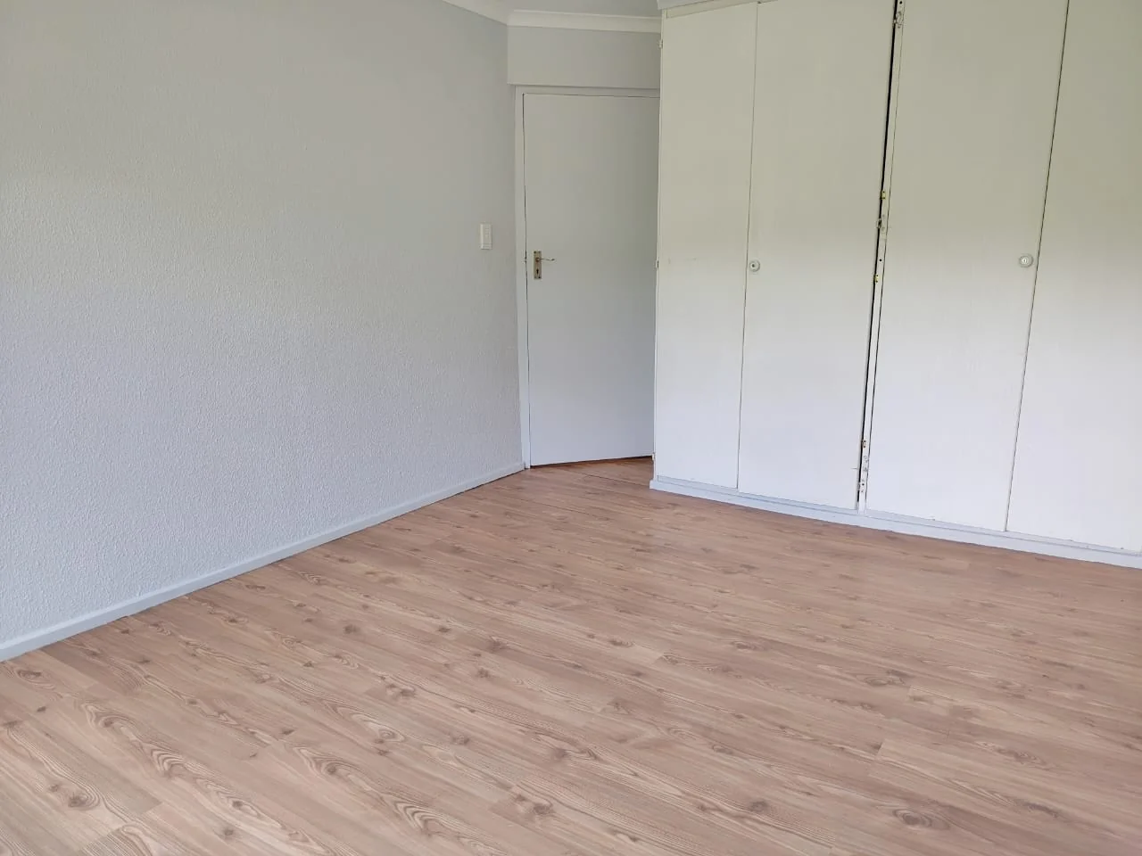 Set in the most beautiful garden and a fully renovated unit.
