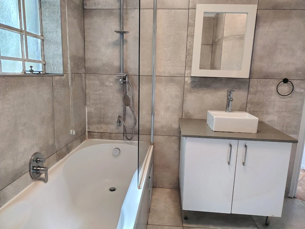 Set in the most beautiful garden and a fully renovated unit.