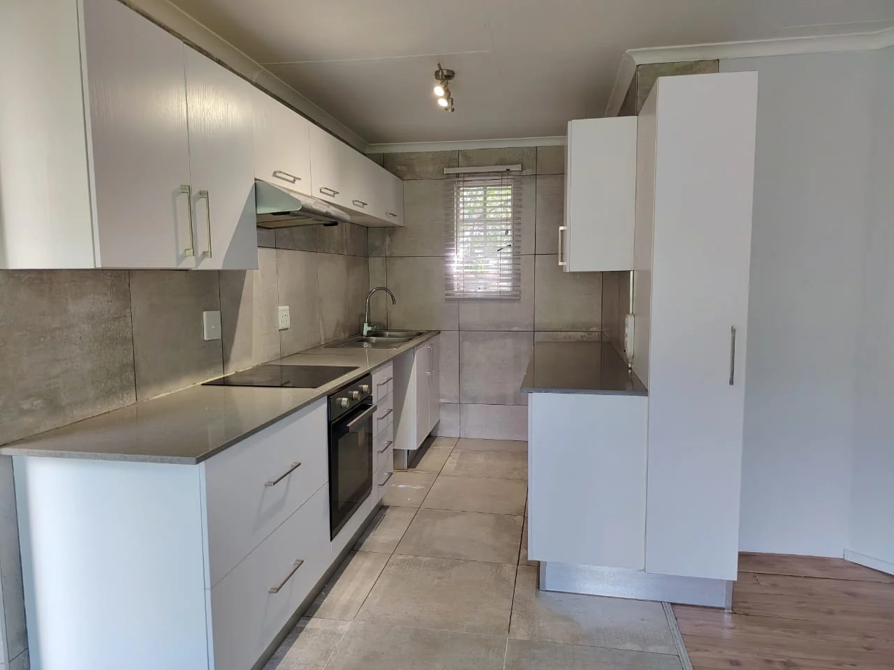 Set in the most beautiful garden and a fully renovated unit.