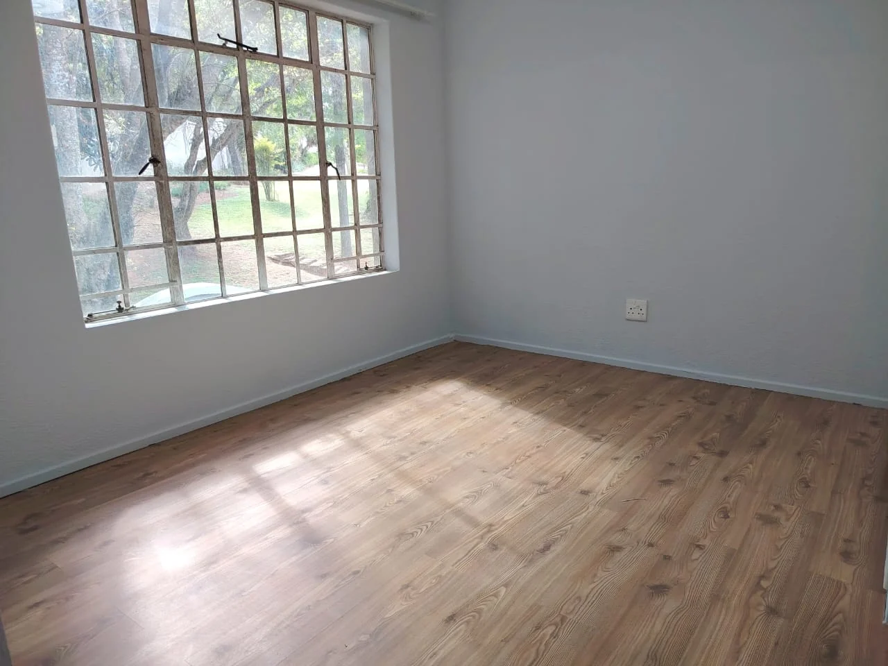 Set in the most beautiful garden and a fully renovated unit.