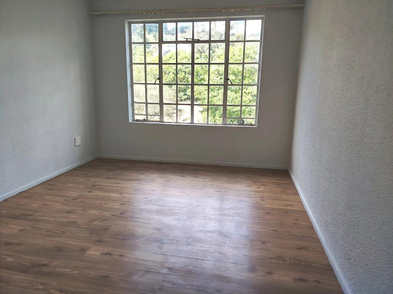 Set in the most beautiful garden and a fully renovated unit.