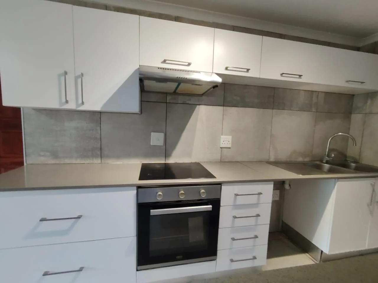 Set in the most beautiful garden and a fully renovated unit.