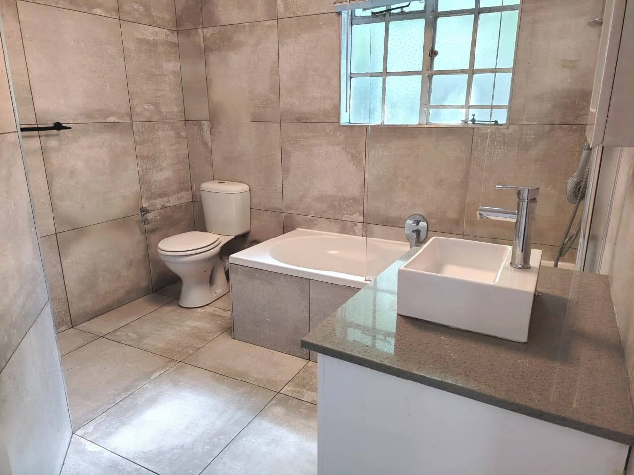 Set in the most beautiful garden and a fully renovated unit.