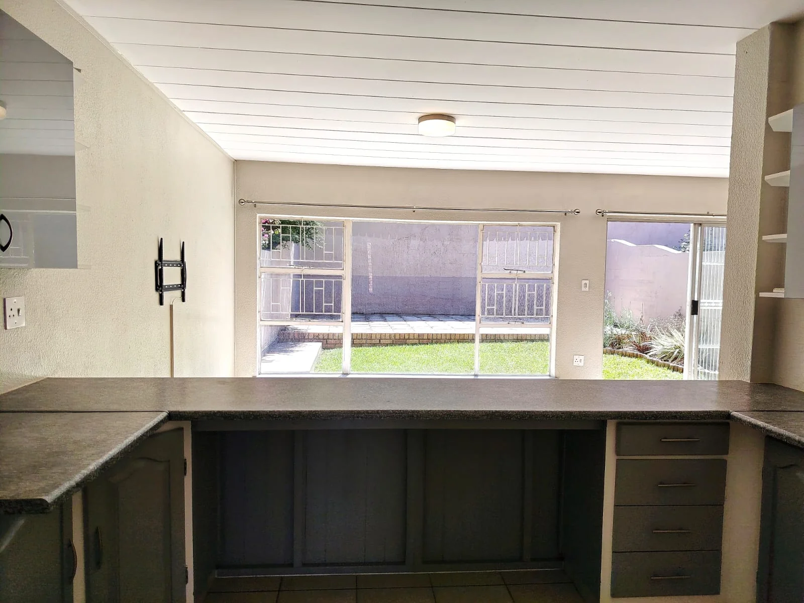 Fabulously Renovated, Spacious and Light-Filled Town House in Sought-After Small Complex.