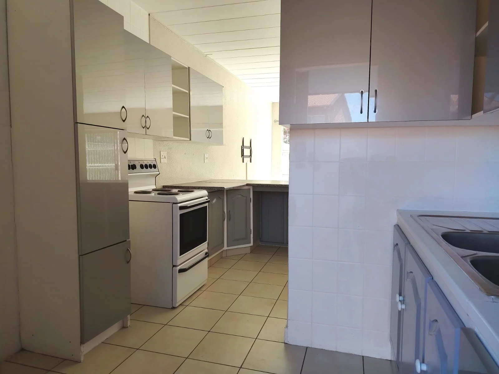 Fabulously Renovated, Spacious and Light-Filled Town House in Sought-After Small Complex.