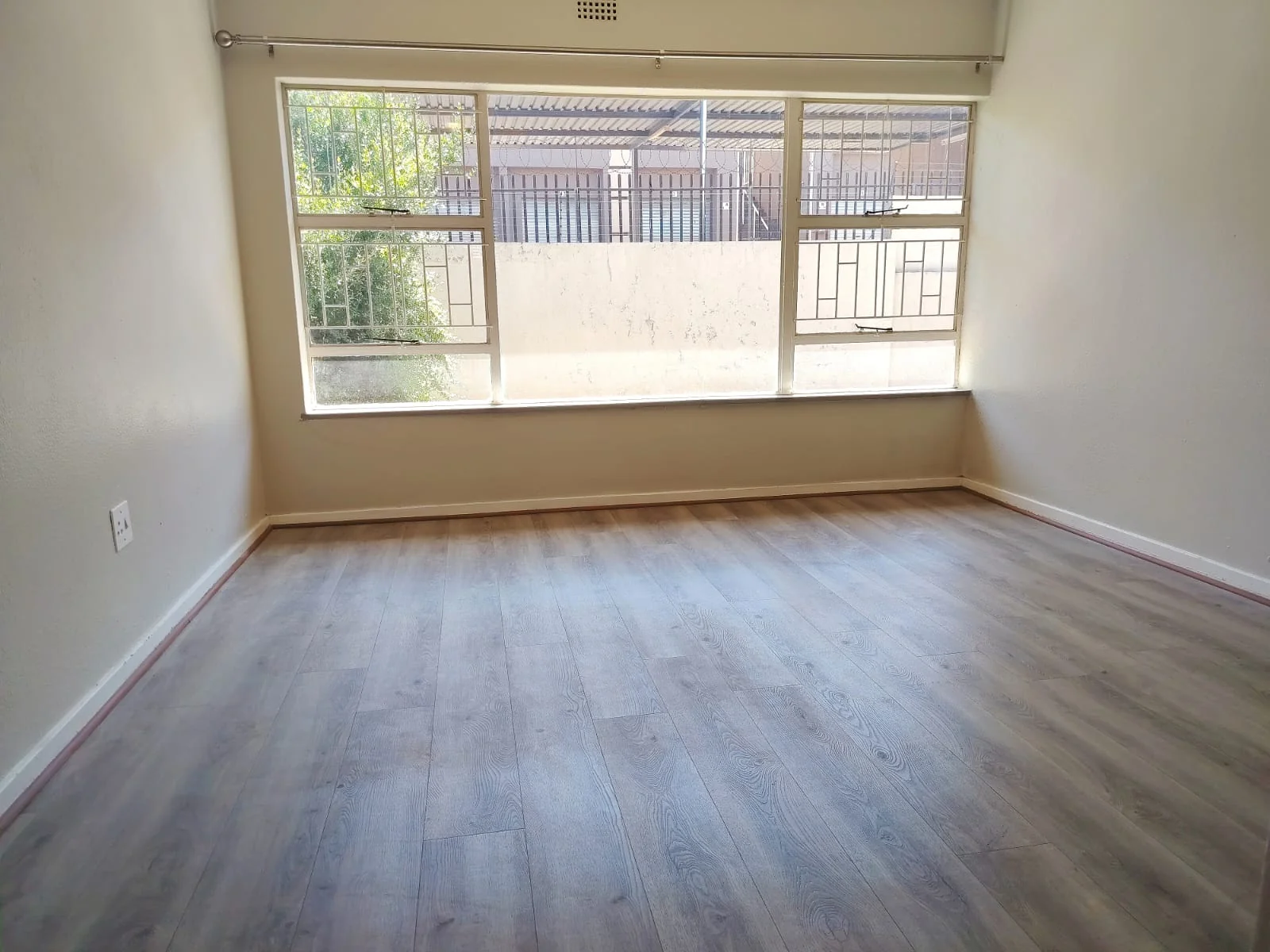 Fabulously Renovated, Spacious and Light-Filled Town House in Sought-After Small Complex.