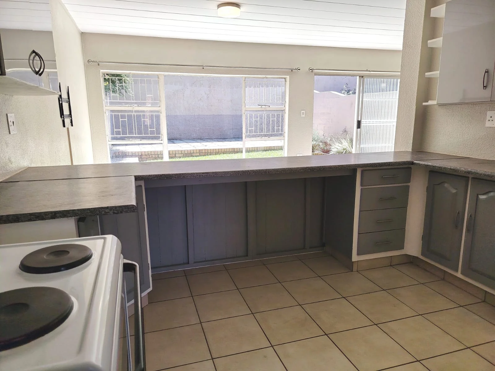 Fabulously Renovated, Spacious and Light-Filled Town House in Sought-After Small Complex.