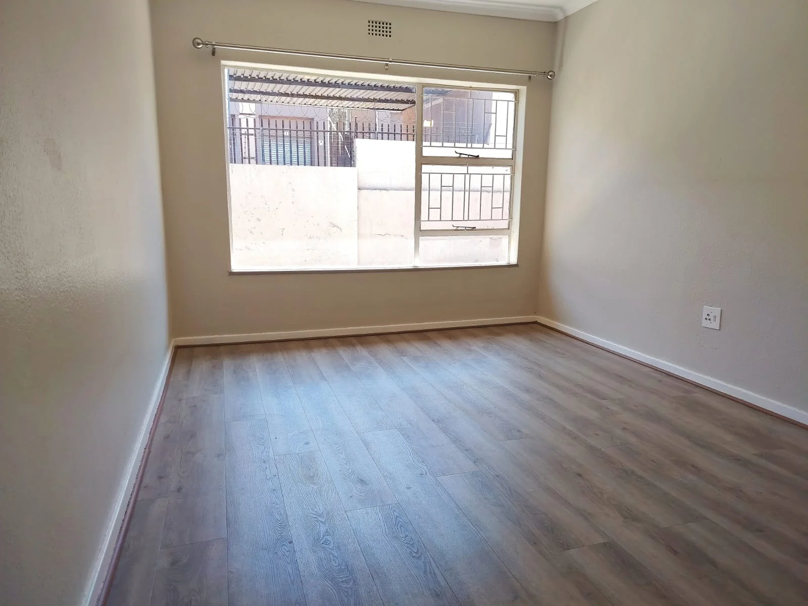 Fabulously Renovated, Spacious and Light-Filled Town House in Sought-After Small Complex.