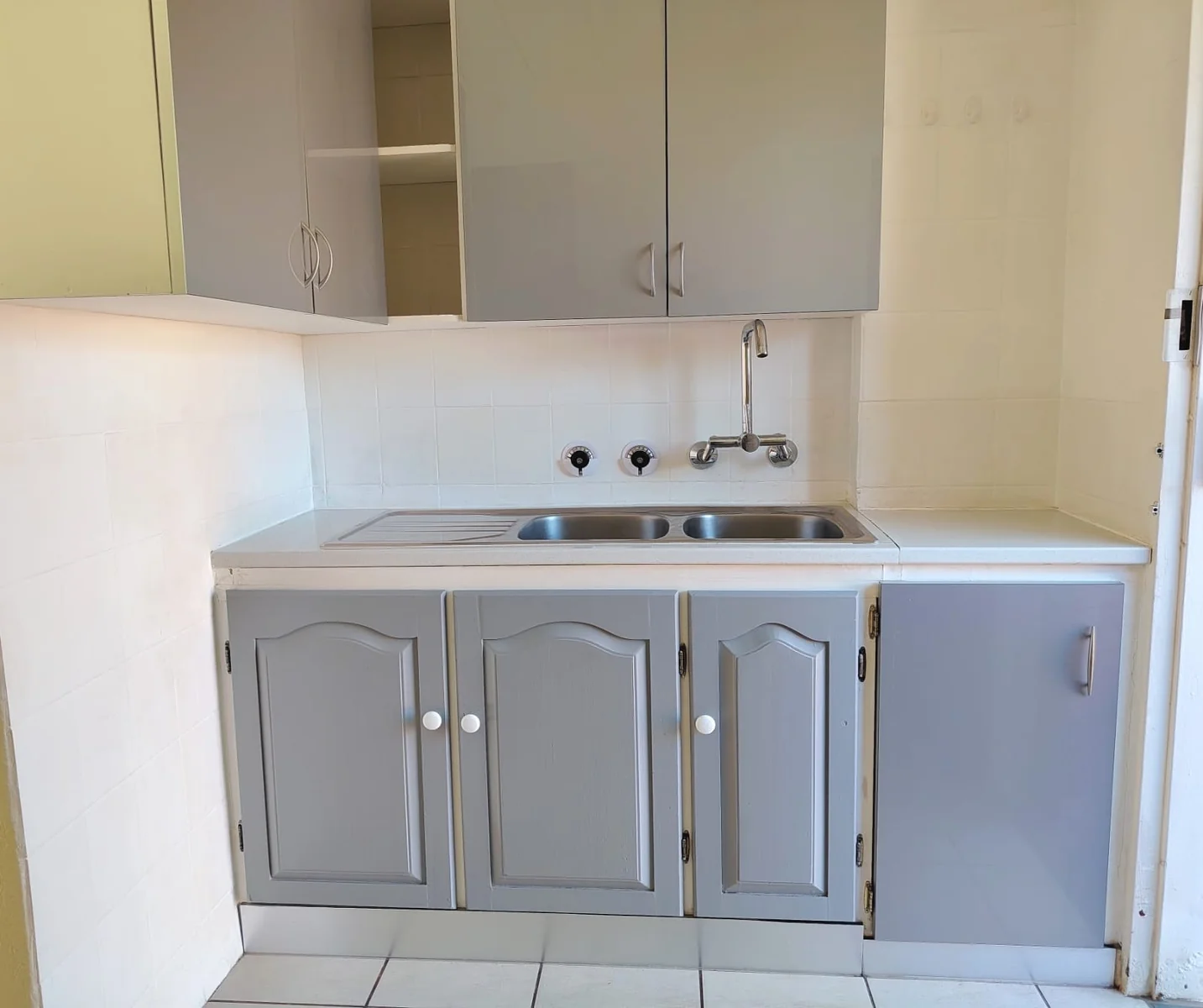 Fabulously Renovated, Spacious and Light-Filled Town House in Sought-After Small Complex.