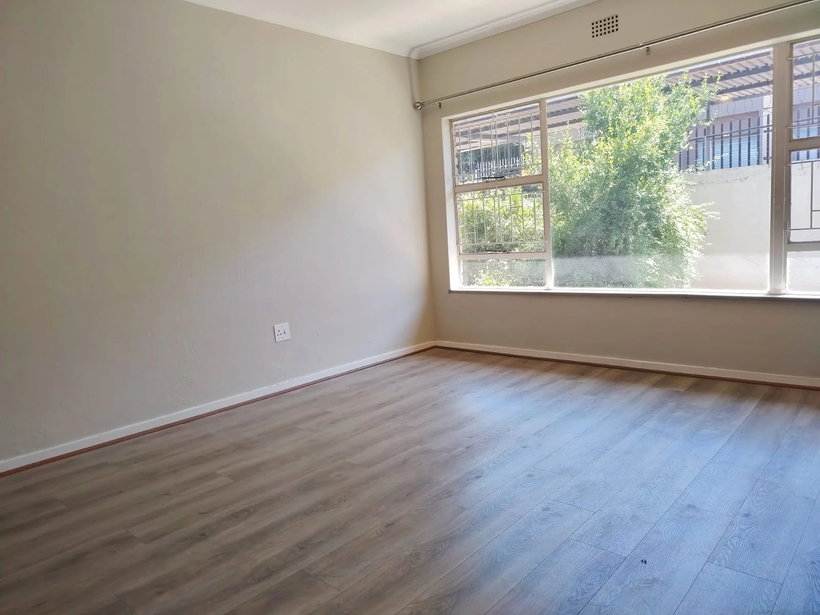 Fabulously Renovated, Spacious and Light-Filled Town House in Sought-After Small Complex.