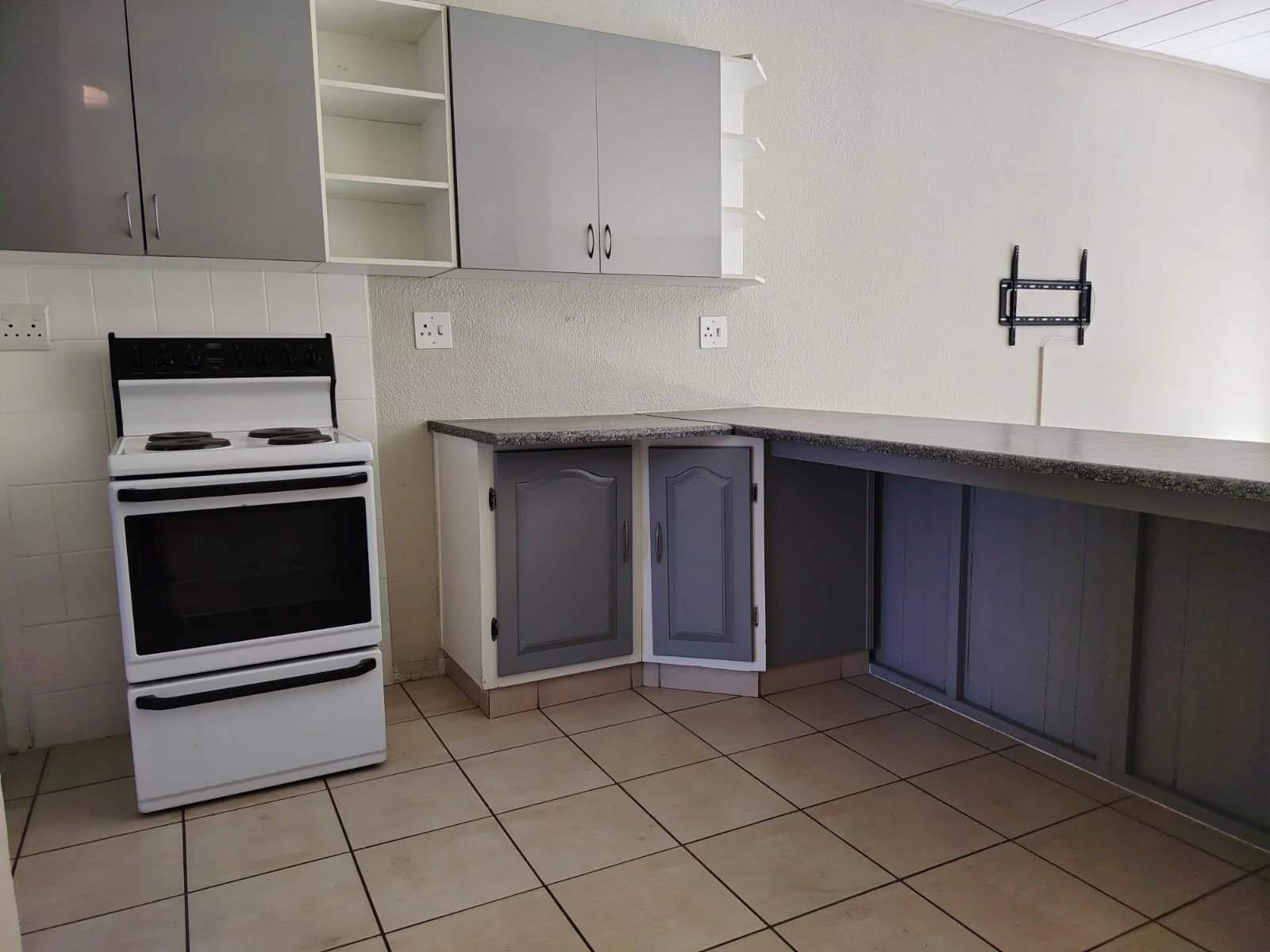 Fabulously Renovated, Spacious and Light-Filled Town House in Sought-After Small Complex.
