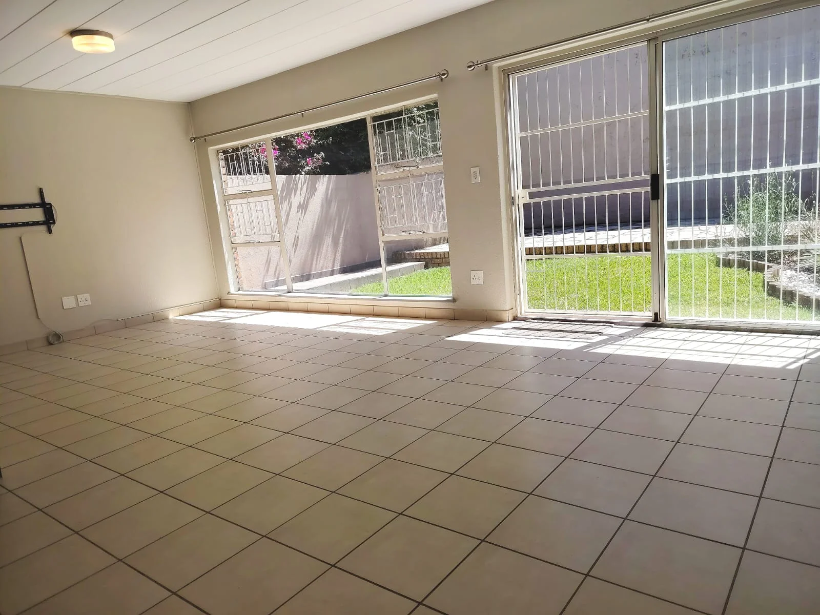 Fabulously Renovated, Spacious and Light-Filled Town House in Sought-After Small Complex.