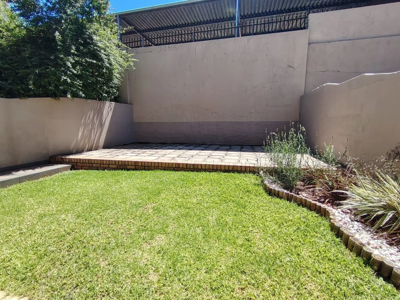 Fabulously Renovated, Spacious and Light-Filled Town House in Sought-After Small Complex.