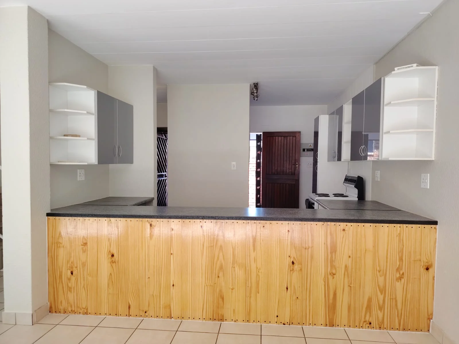 Fabulously Renovated, Spacious and Light-Filled Town House in Sought-After Small Complex.