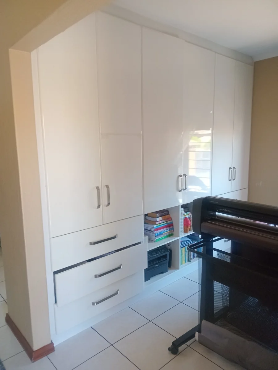 A lovely 3 bed 2 bath house in Erand Gardens, Midrand