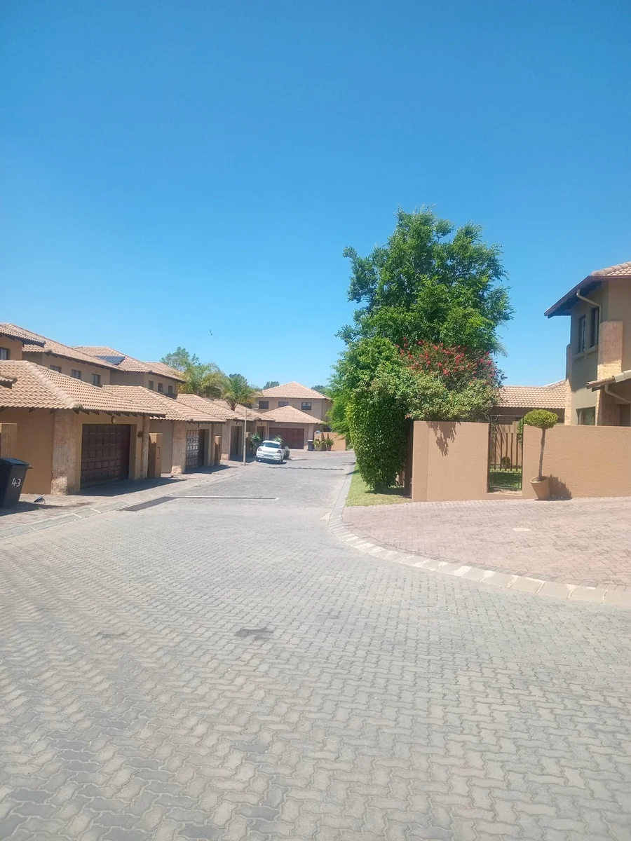 A lovely 3 bed 2 bath house in Erand Gardens, Midrand