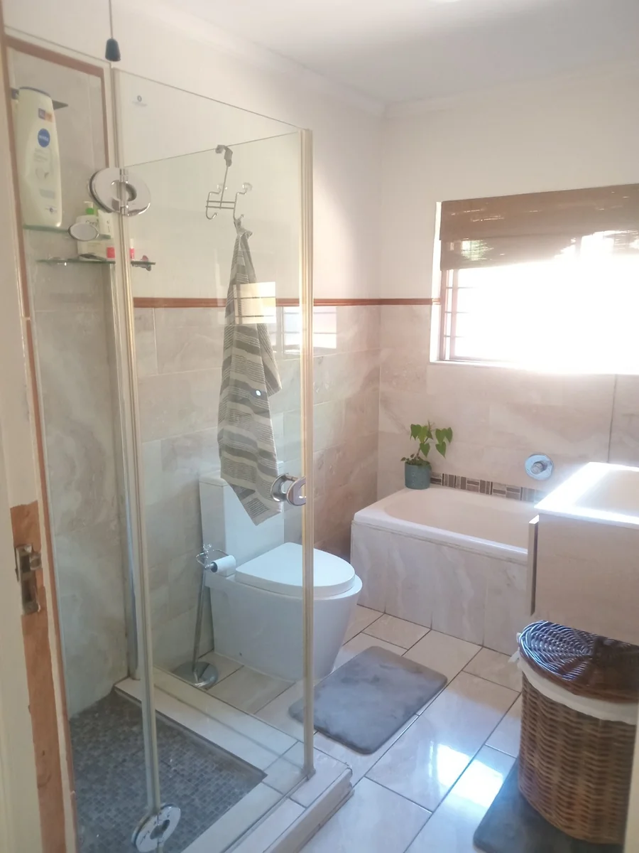 A lovely 3 bed 2 bath house in Erand Gardens, Midrand